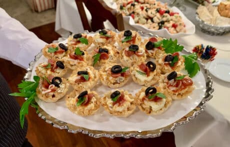 Tart shells filled with herb-seasoned cheeses, tomato sauce, Italian sausage, pepperoni and black olives.